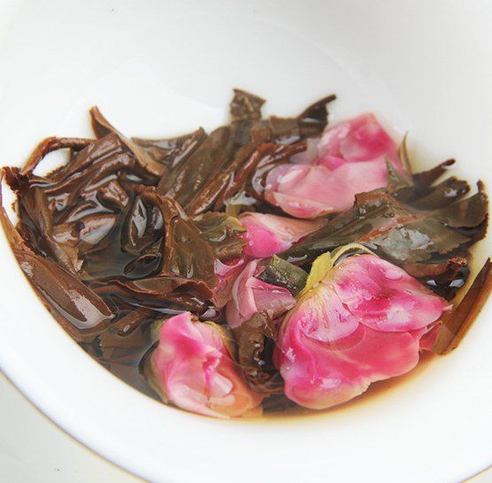 Чорний чай Шу Пуер з трояндою пресований китайський 100г id_3336 фото